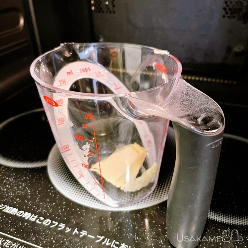 オクソーのアングルドメジャーカップでバターを溶かす