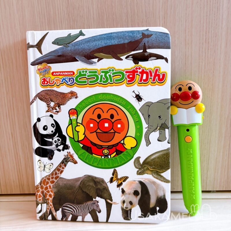 おしゃべりどうぶつずかんの表紙と緑のタッチペン