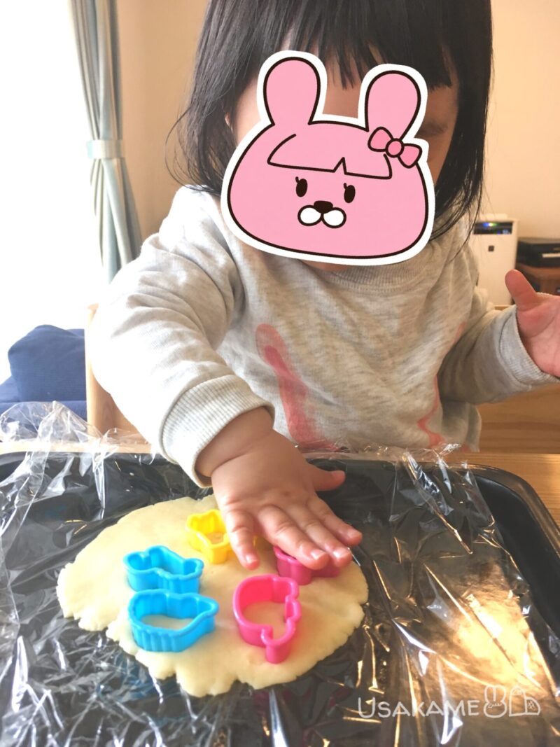 子どもがクッキー生地を型抜きしている様子